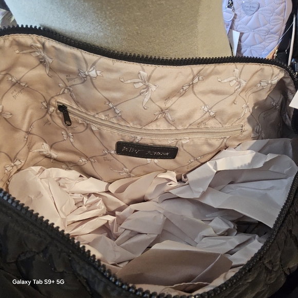 BETSEY JOHNSON BLACK NYLON QUILTED HEARTS XLARGE SLING BAG w/BOWS - Picture 12 of 12